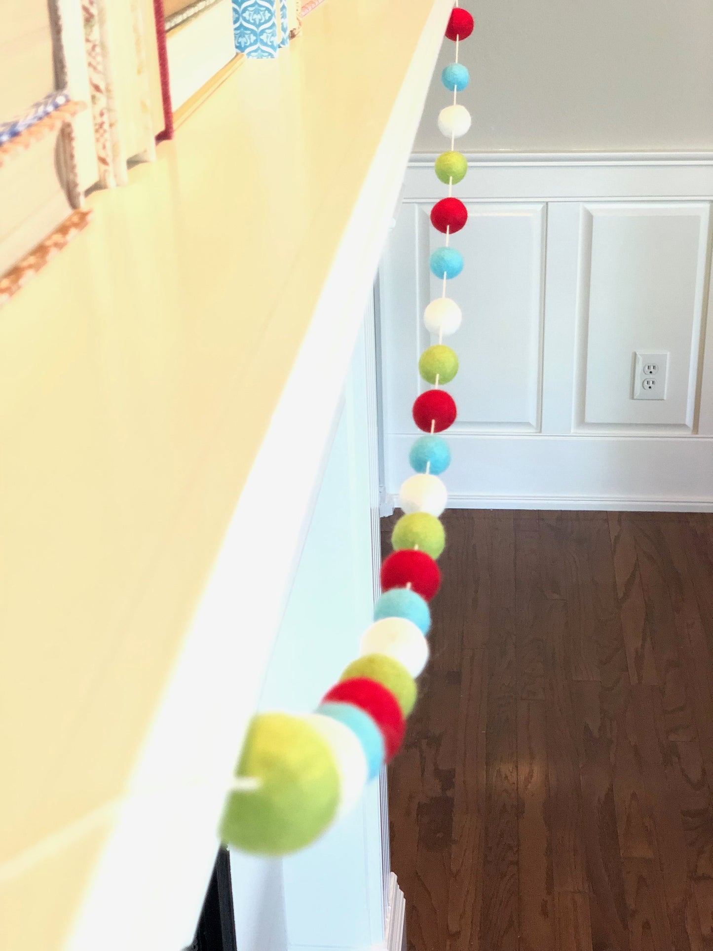 MERRY WOOL FELT BALL GARLAND