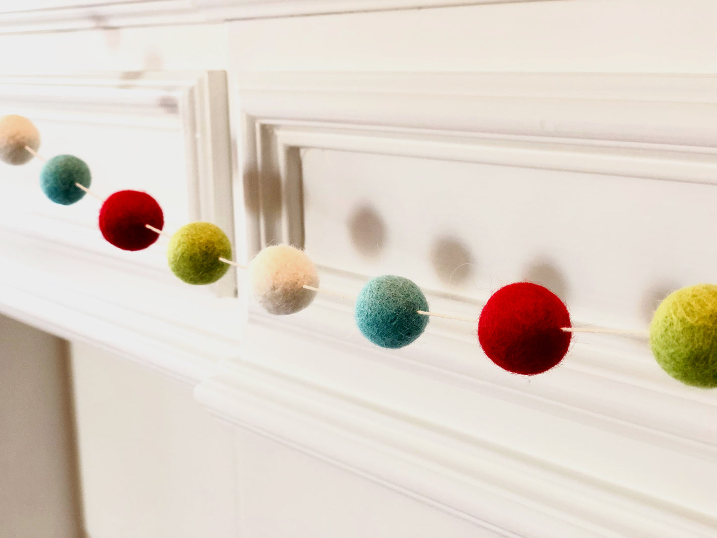 MERRY WOOL FELT BALL GARLAND