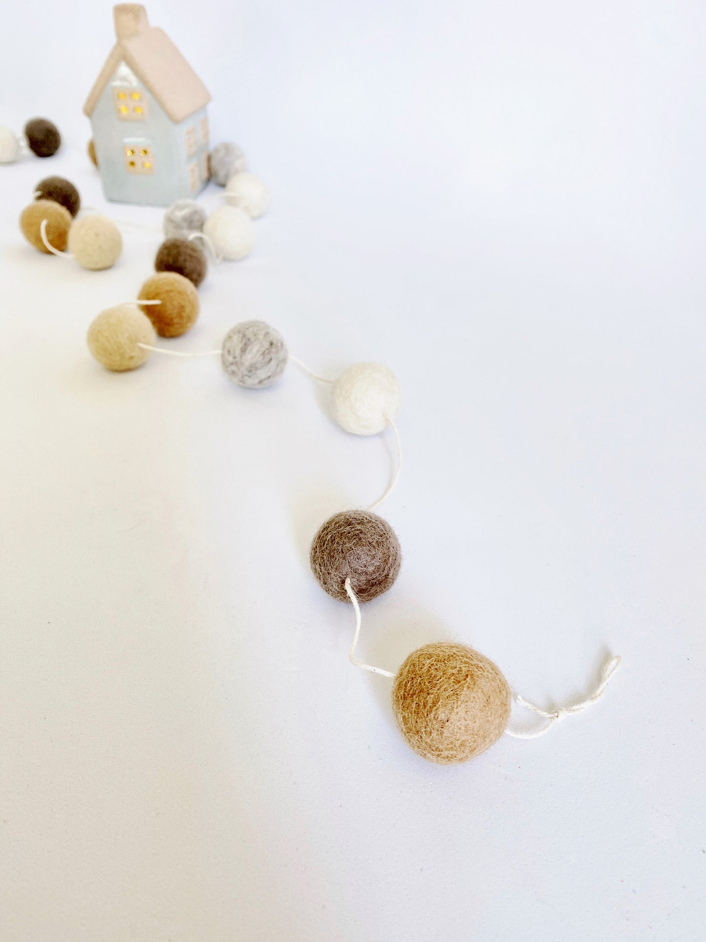 NEUTRAL WOOL FELT BALL GARLAND