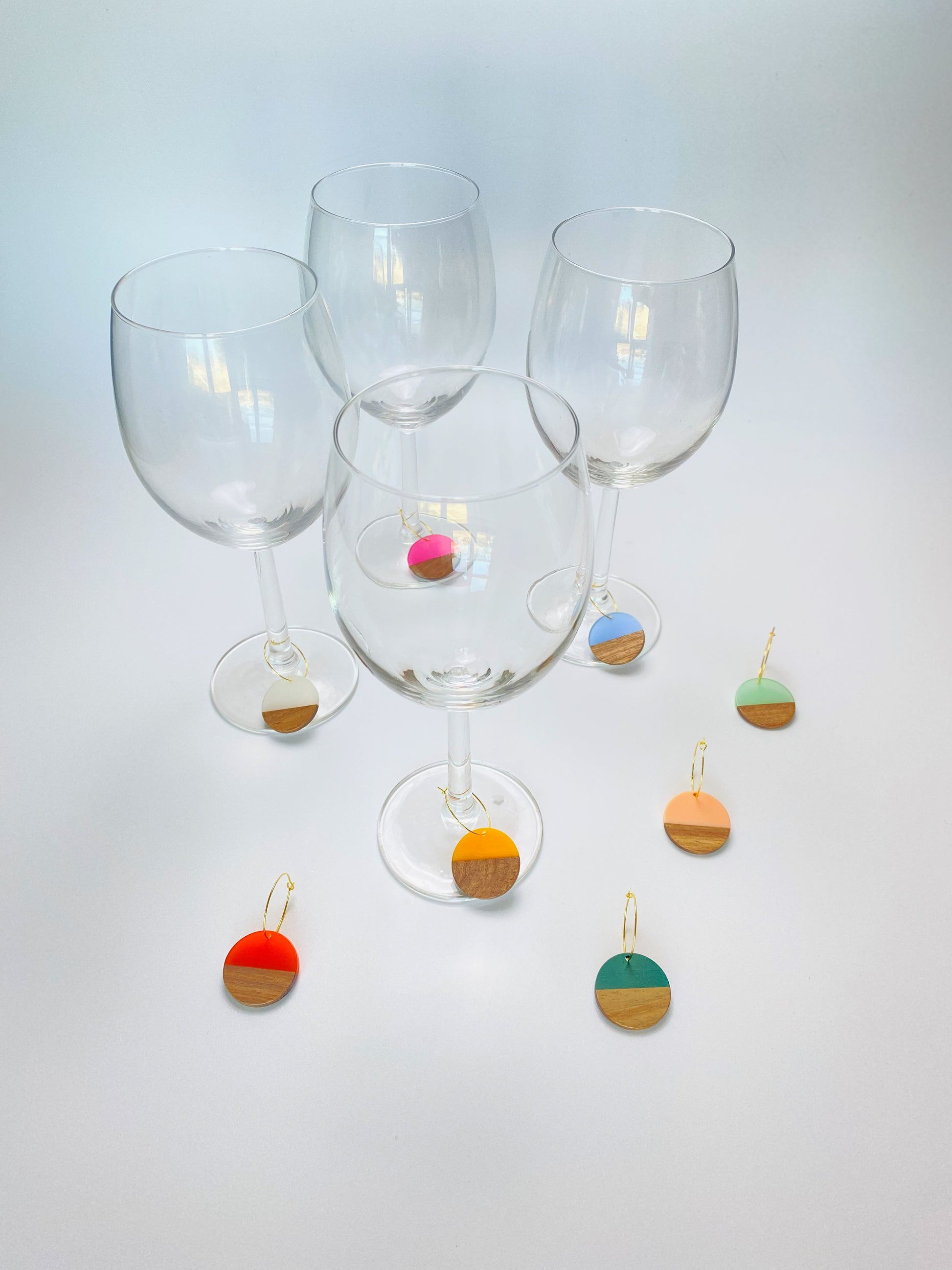 RESIN WOOD DISC WINE GLASS CHARM SET