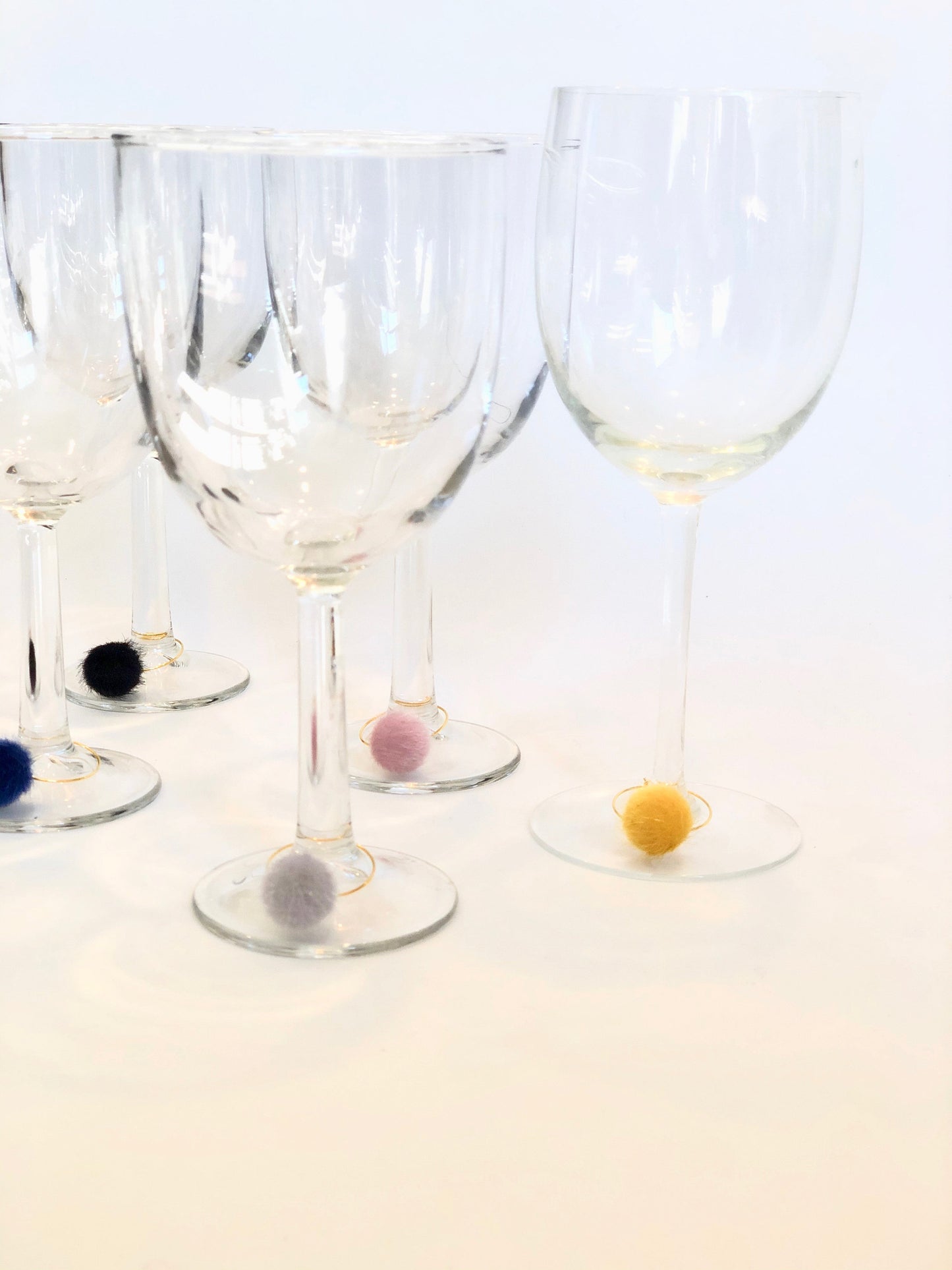 POM POM WINE GLASS CHARM SET